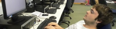 Bilgisayar ve Sağlık Bilgisayarın karşısında otururken dikkat edilmesi gerekenler ve iyi bir çalışma ortamı hakkında bilgiler