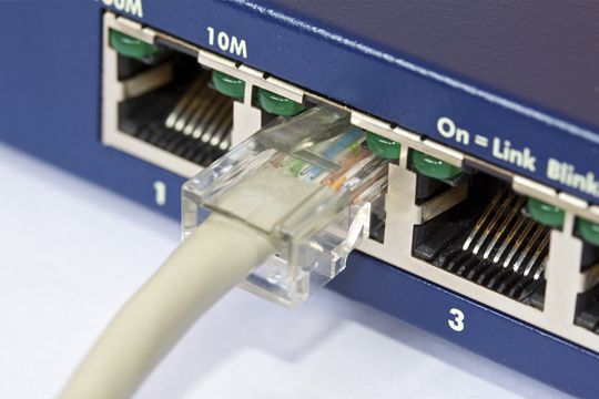 Bilgisayar Kasası Üzerindeki Düğmeler ve Bağlantı Kabloları